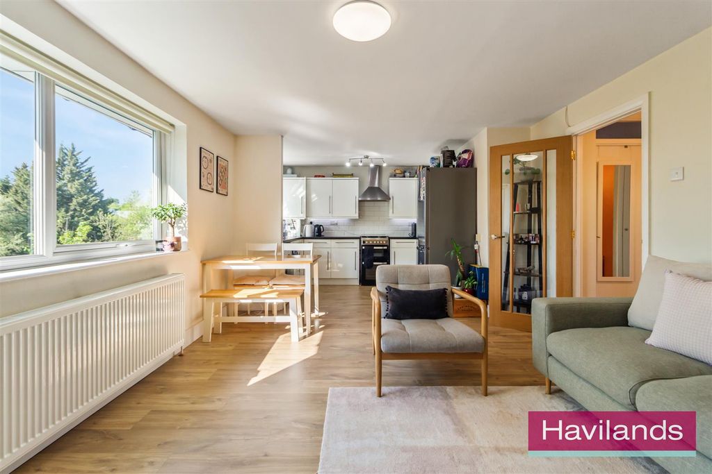 Property photo 3 of 12 Gallus Close-3.Jpg