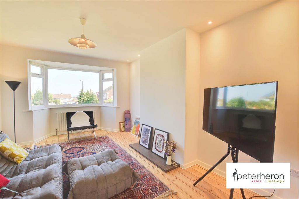 Property photo 2 of 15 Lounge