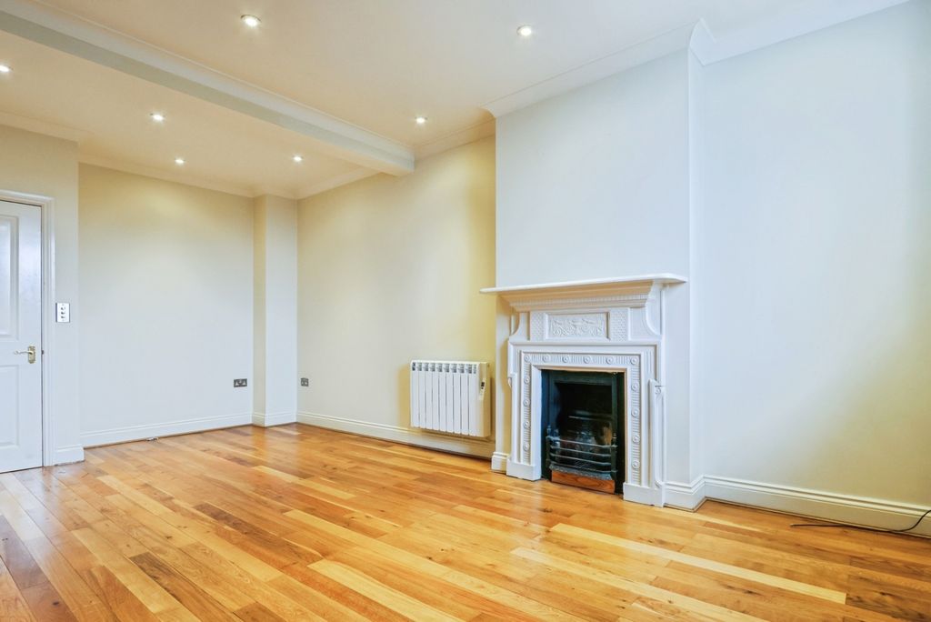 Property photo 2 of 14 Lounge