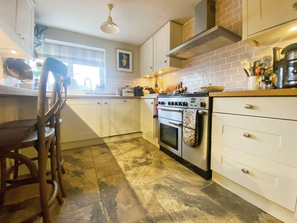 Property photo 2 of 8 Kitchen
