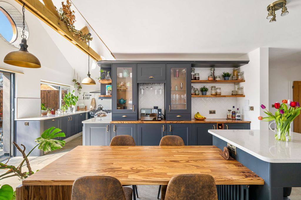 Property photo 2 of 34