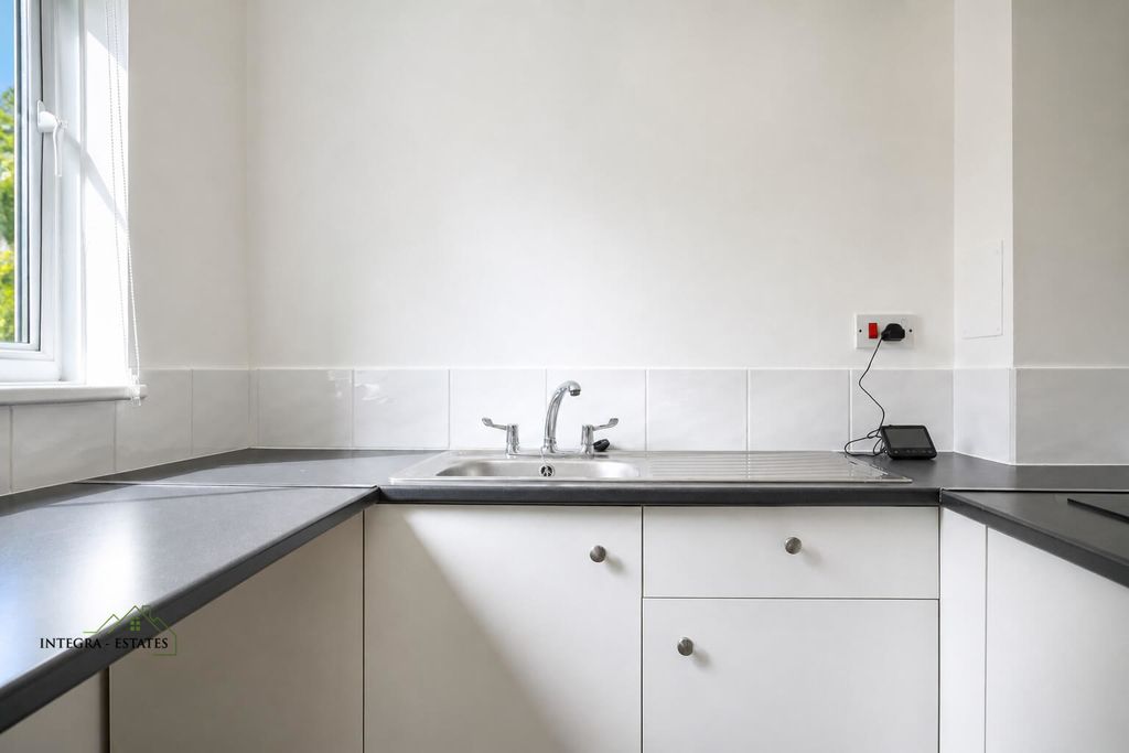 Property photo 3 of 9 Kitchen