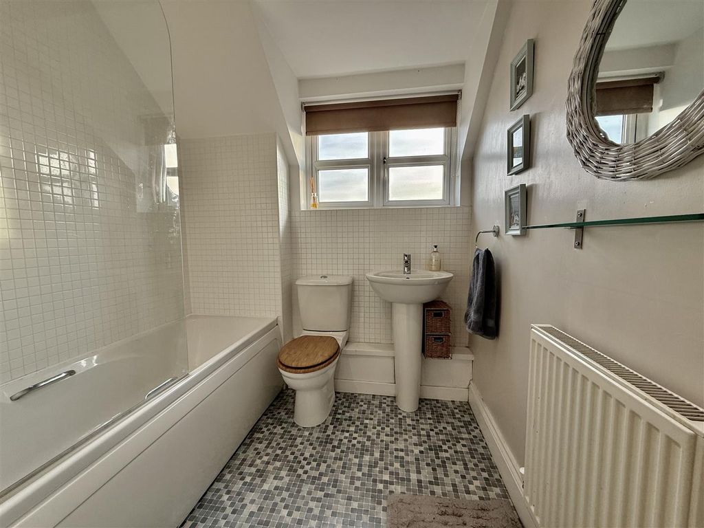 Property photo 3 of 9 Bathroom