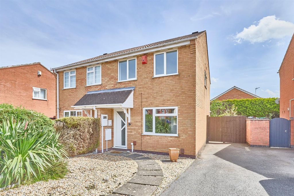 Property photo 1 of 8 Newquay Close_7.Jpg