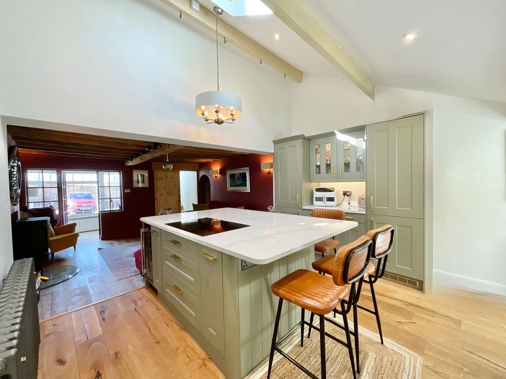 Property photo 2 of 39