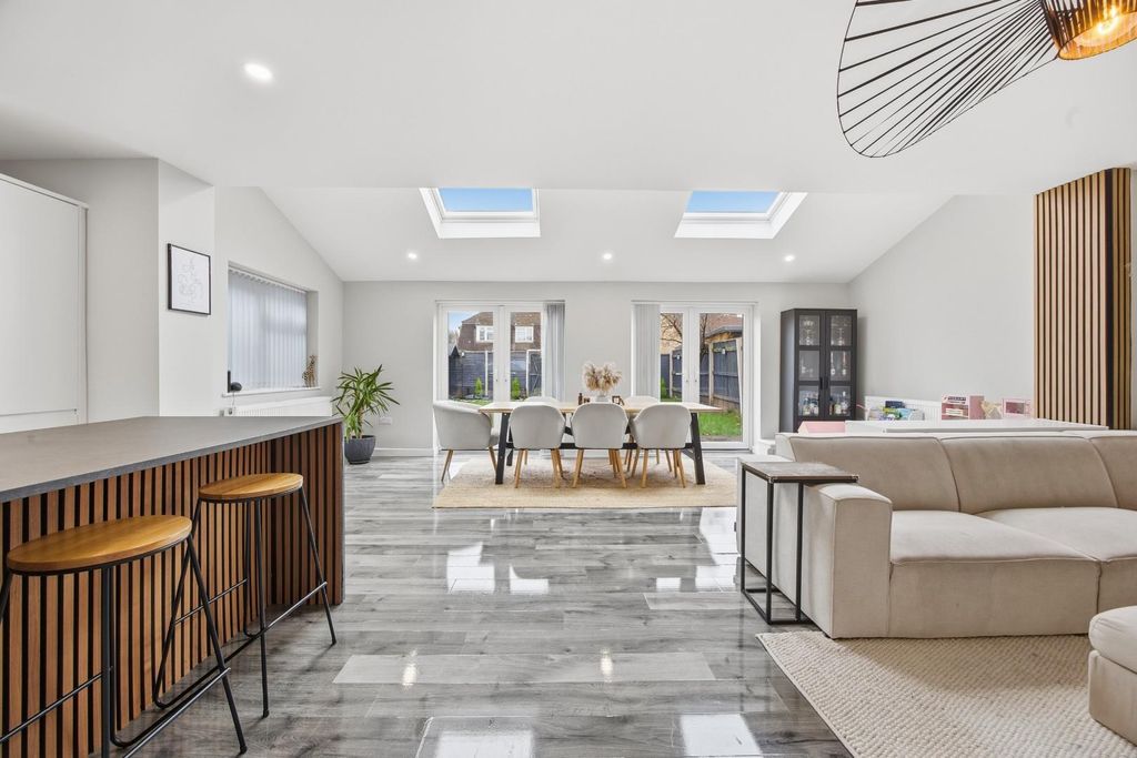 Property photo 1 of 28 Clatworthy Drive (6 Of 32).Jpg