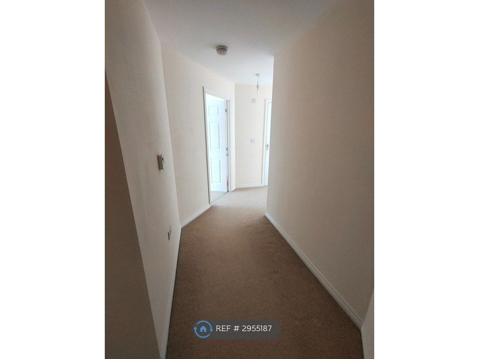 Property photo 3 of 21 Large Hallway