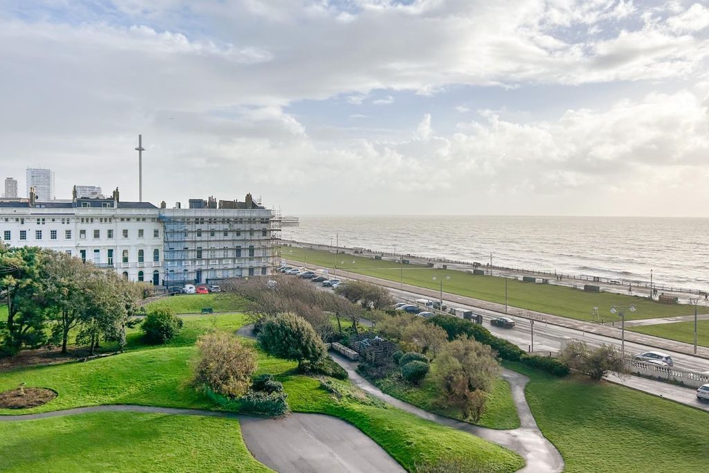 Property photo 2 of 24 Adelaide Crescent View Owners Photo-5.Jpg