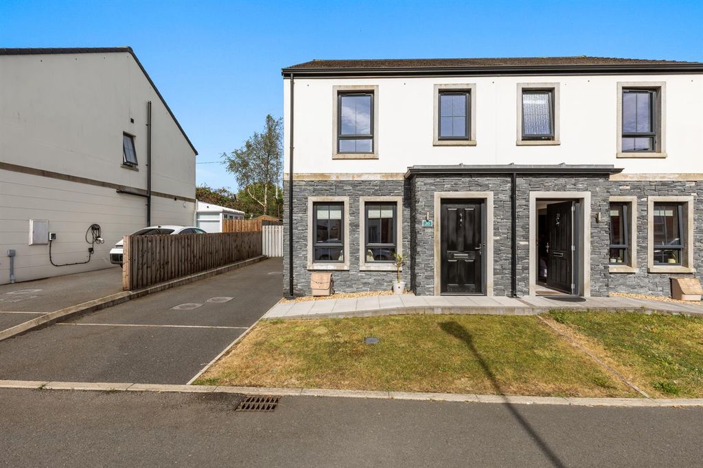 Property photo 2 of 22 36 Spinners Gate 02.Jpg
