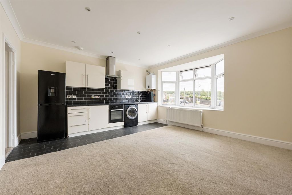 Property photo 2 of 10 Winchester Road, E4