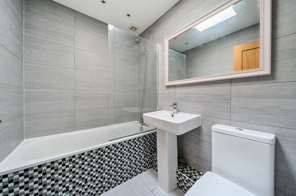 Property photo 3 of 14 1342211-8-689F270...