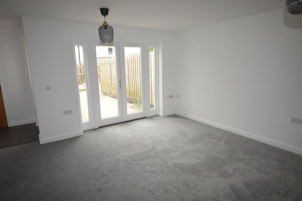 Property photo 2 of 16 Dsc_0005 (Medium).Jpg