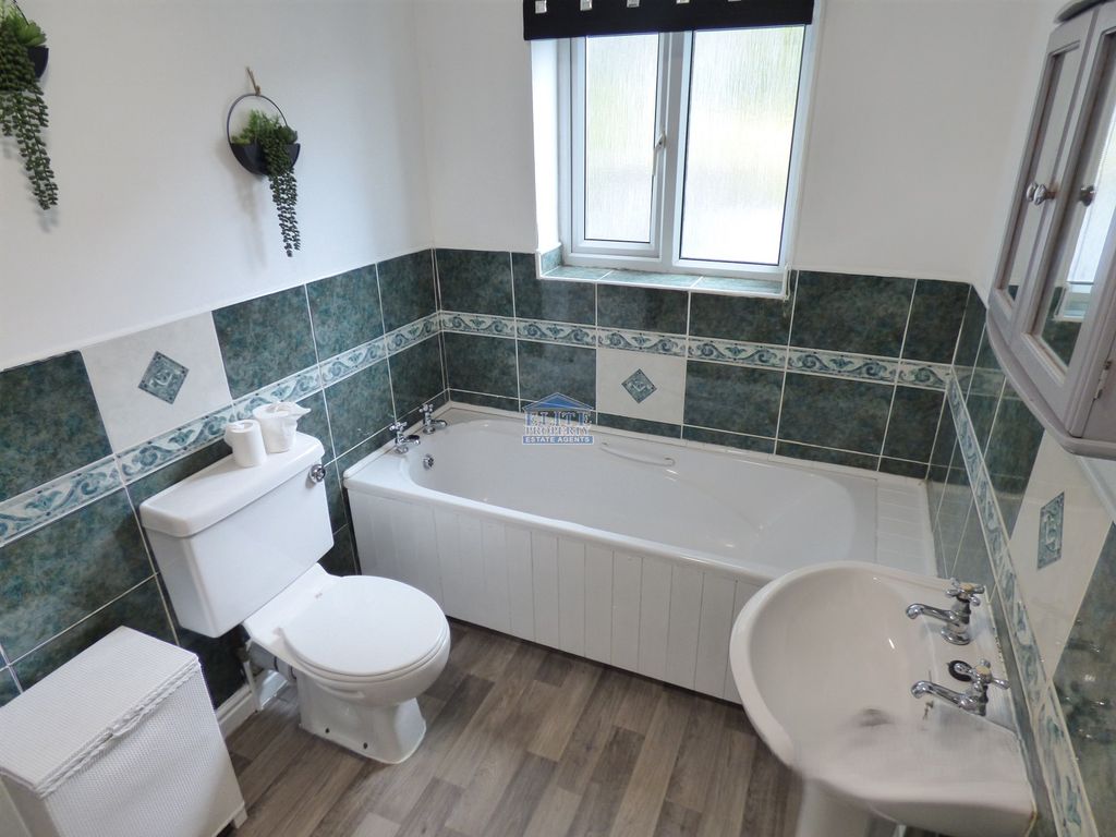 Property photo 3 of 14 Bathroom