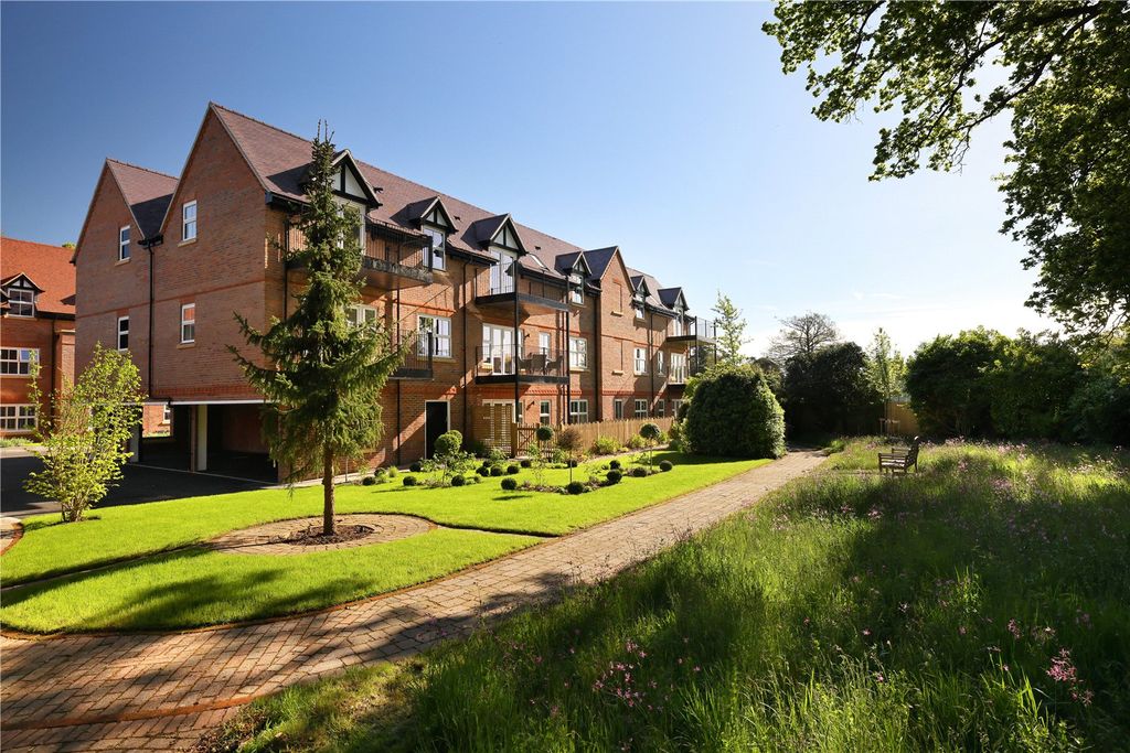 Property photo 1 of 8 Pinewood Place