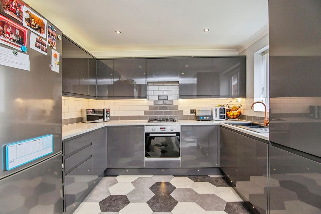 Property photo 3 of 20