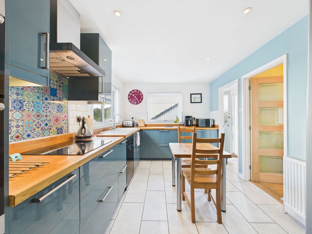 Property photo 3 of 26 Kitchen