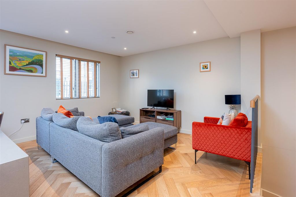 Property photo 3 of 13 Lounge