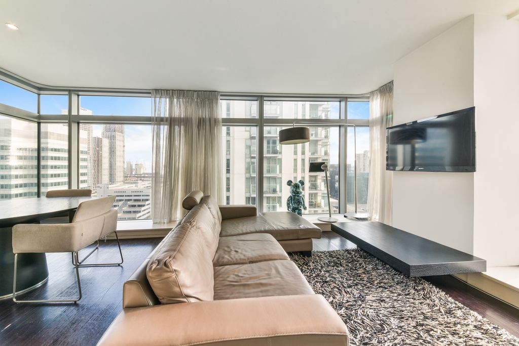 Property photo 2 of 14 Pan Peninsula Square