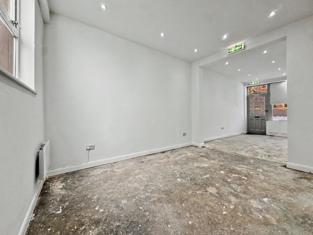 Property photo 2 of 11 Front Space 2