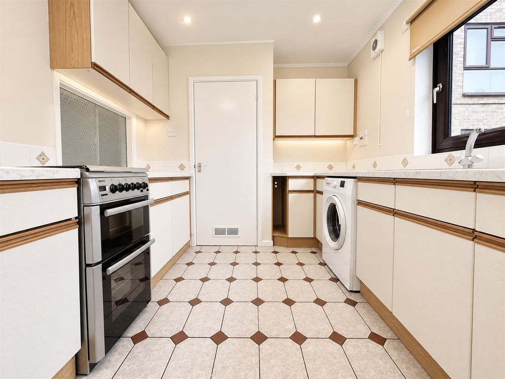 Property photo 2 of 7 Kitchen