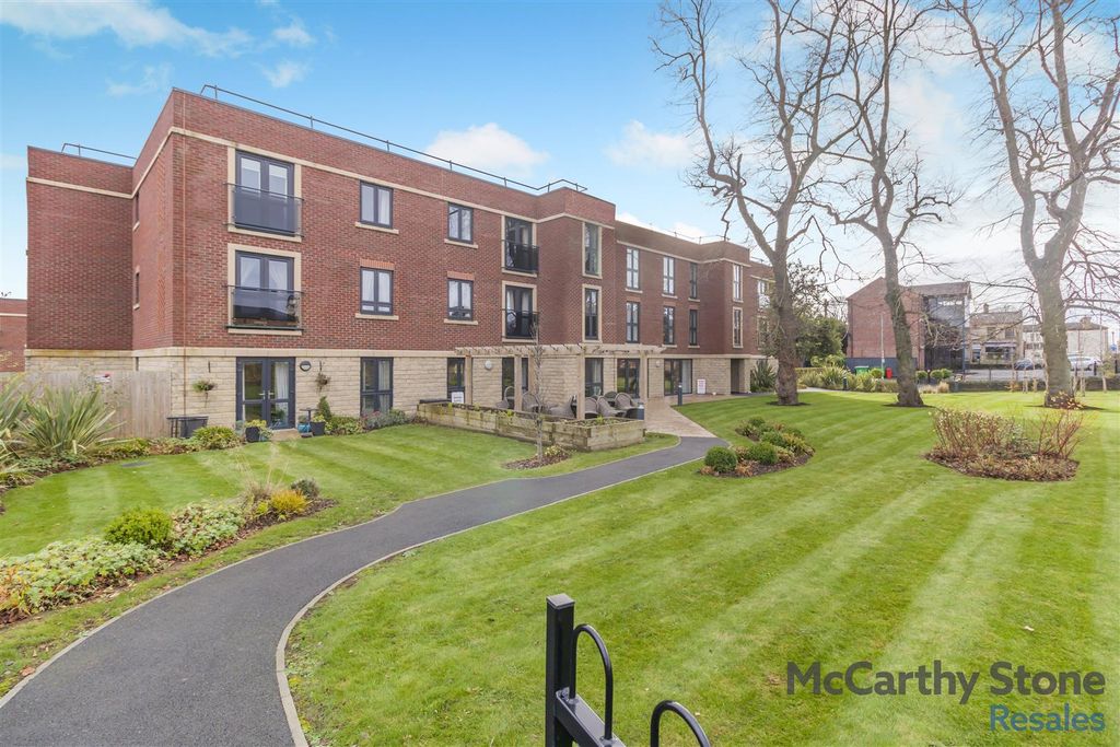 Property photo 1 of 25 8672430-Exterior06.Jpg