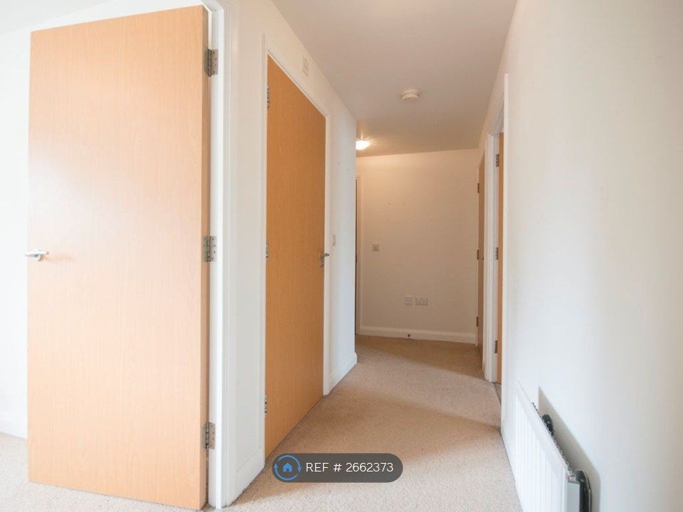 Property photo 2 of 8 Halway