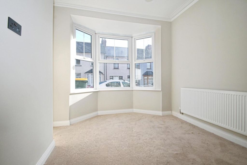 Property photo 3 of 14 Lounge