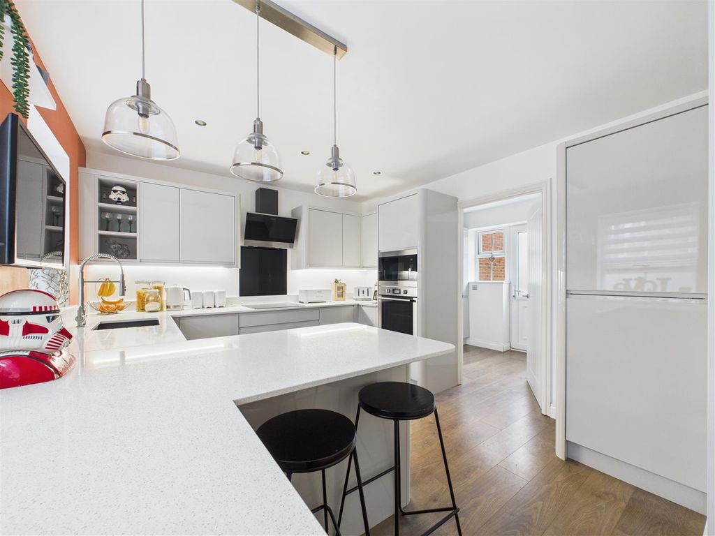 Property photo 2 of 24 Cam03303G0-Pr0237-Still027.Jpg