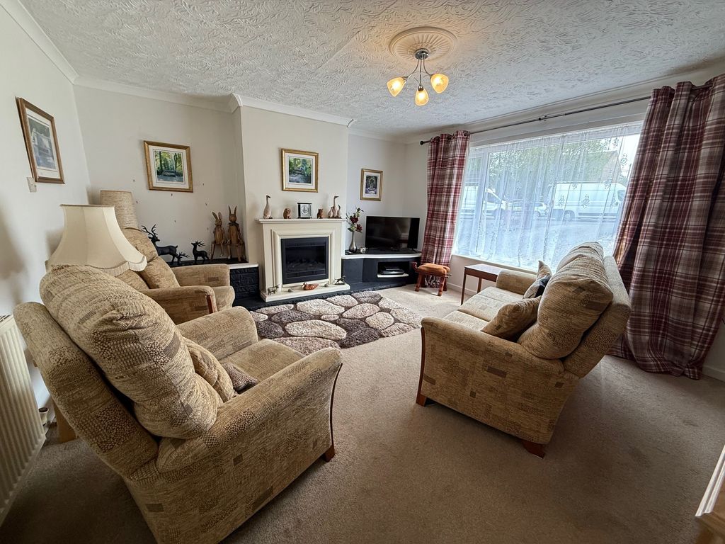 Property photo 3 of 14 Lounge