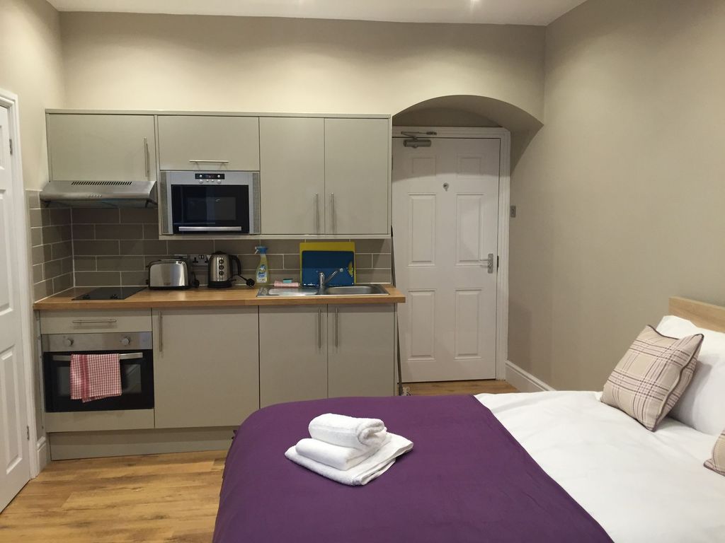 Property photo 1 of 4 Bright, Modern Studio With Integrated Kitchenette ...