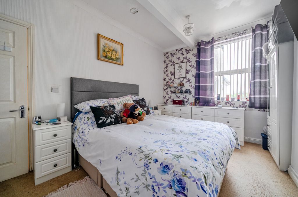 Property photo 3 of 14 1456851-9-6A01Fdf...