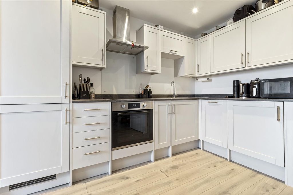 Property photo 3 of 11 109 Columbia House Internals_004.Jpg