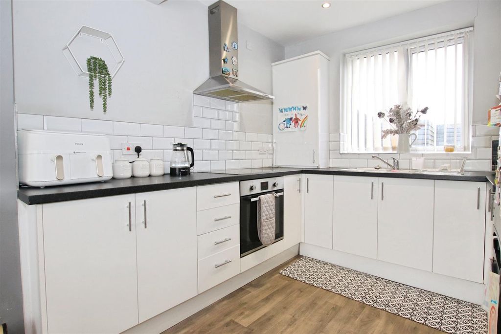 Property photo 3 of 26 Fitted Kitchen / Diner