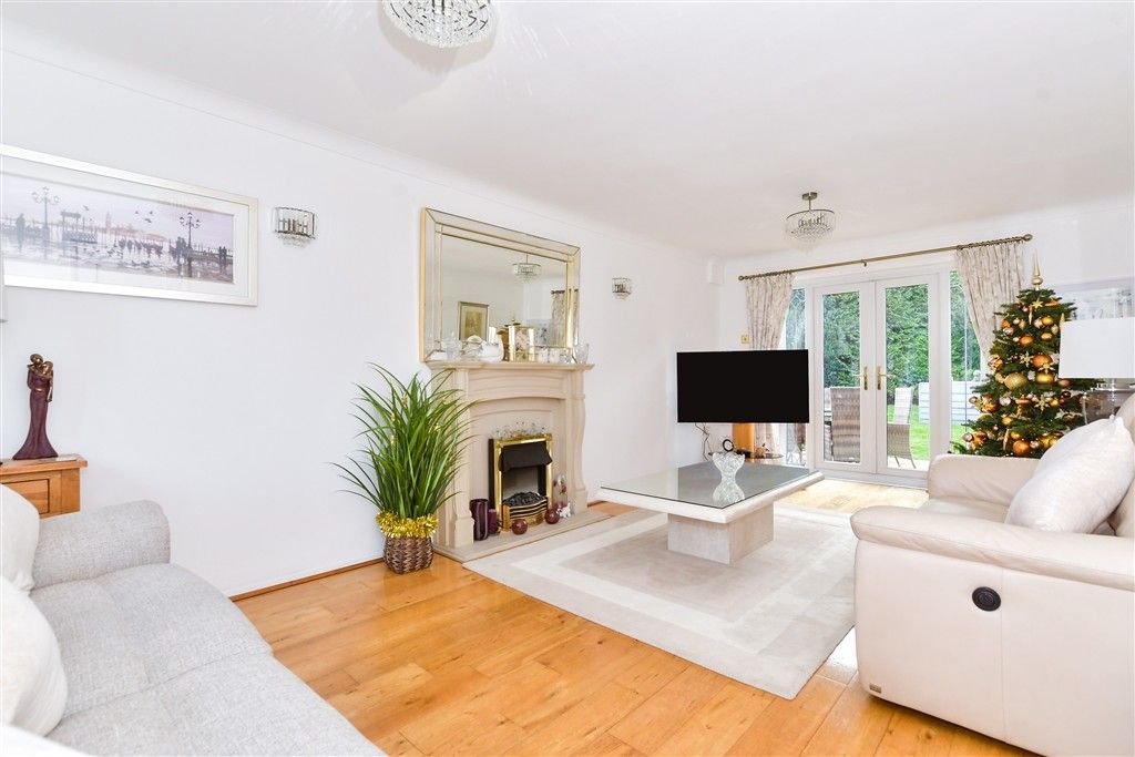 Property photo 3 of 13 Lounge