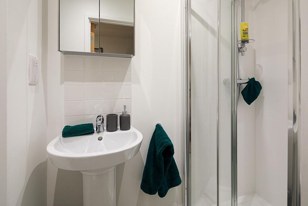 Property photo 3 of 5 Bathroom.Jpg