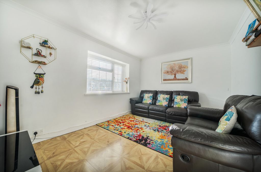 Property photo 2 of 12 1385807-26-693073...