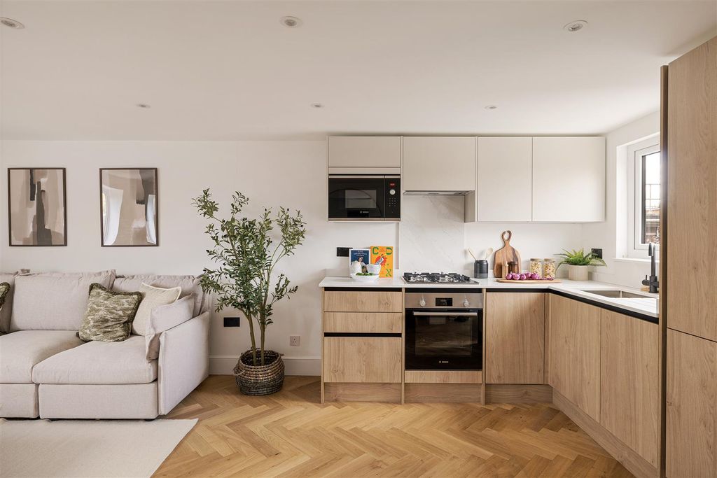 Property photo 3 of 36 Sewdley Street, E5