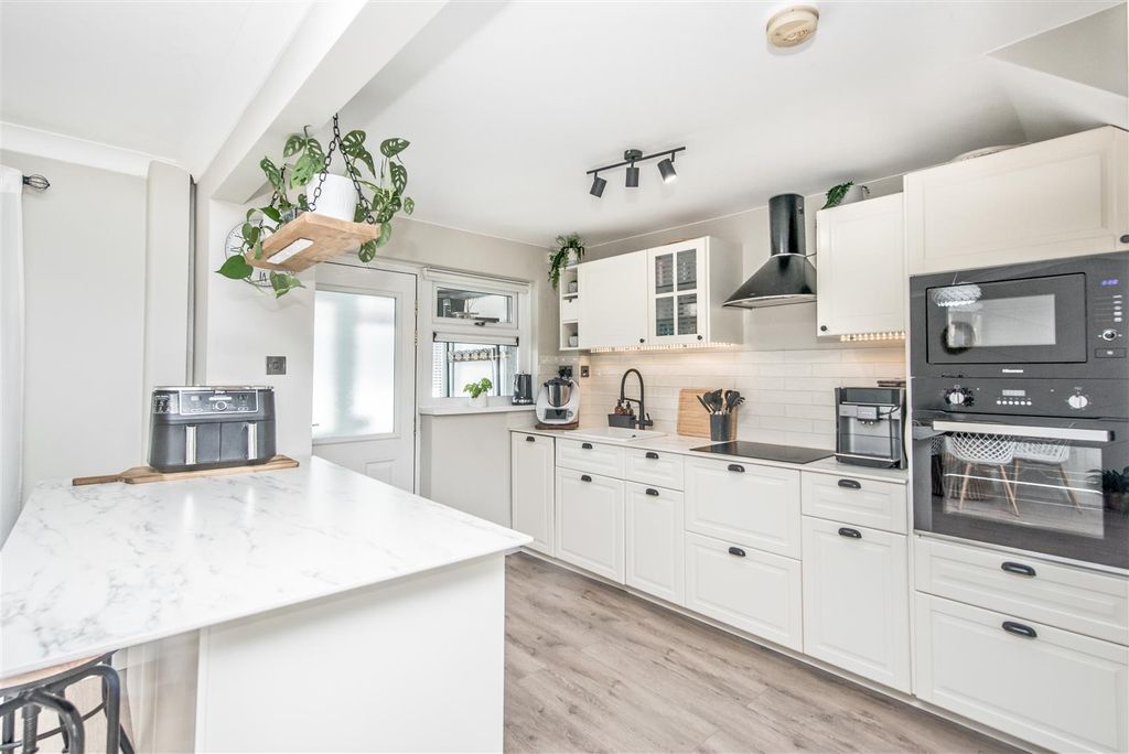 Property photo 3 of 30 Modern Fitted Kitchen: