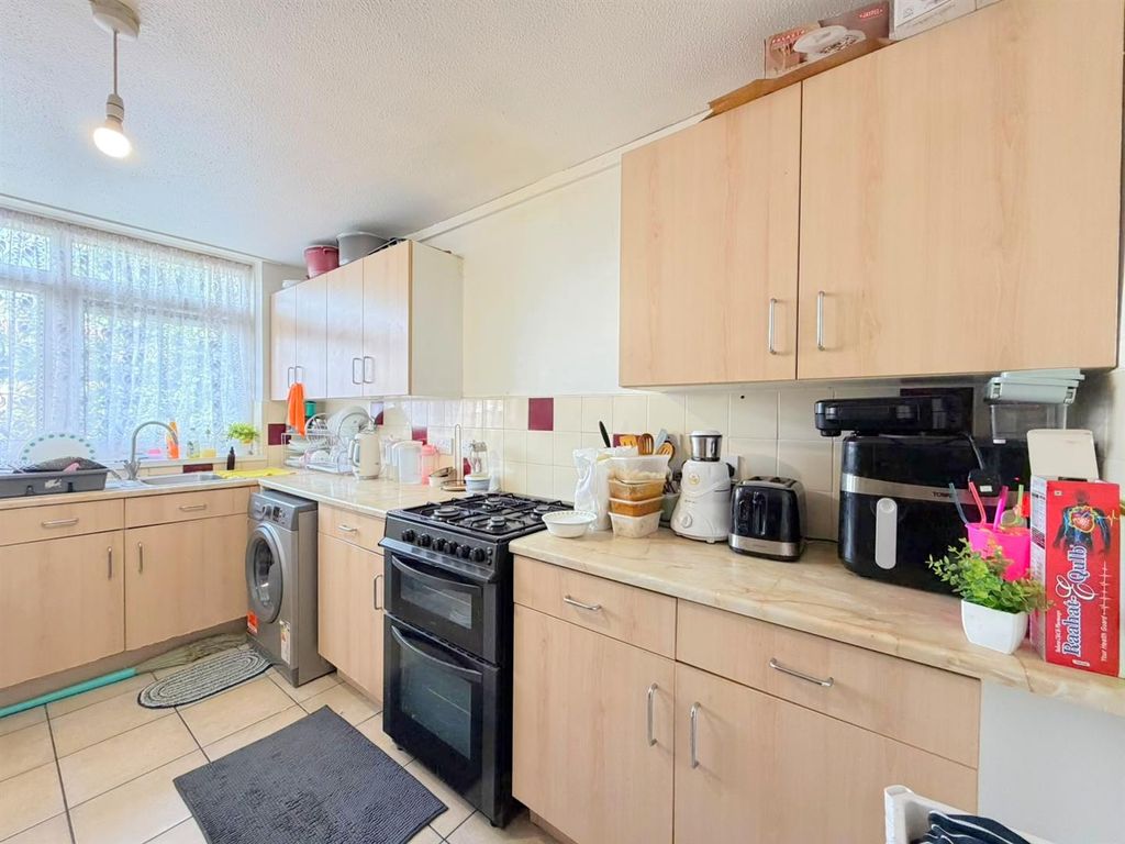 Property photo 2 of 11 Kitchen