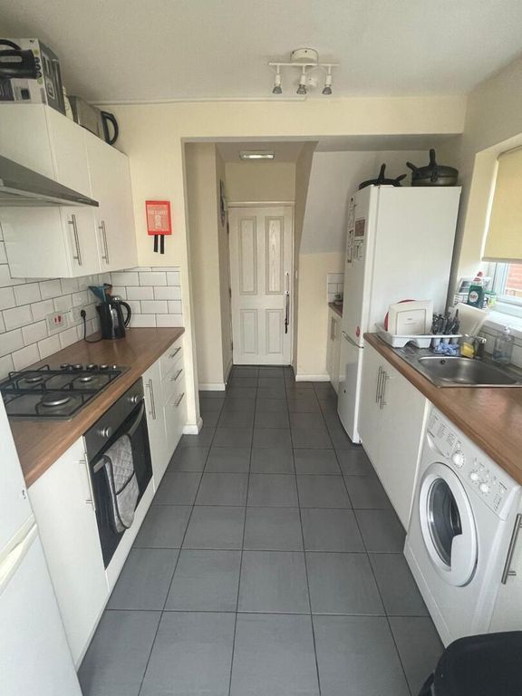 Property photo 2 of 7 Kitchen