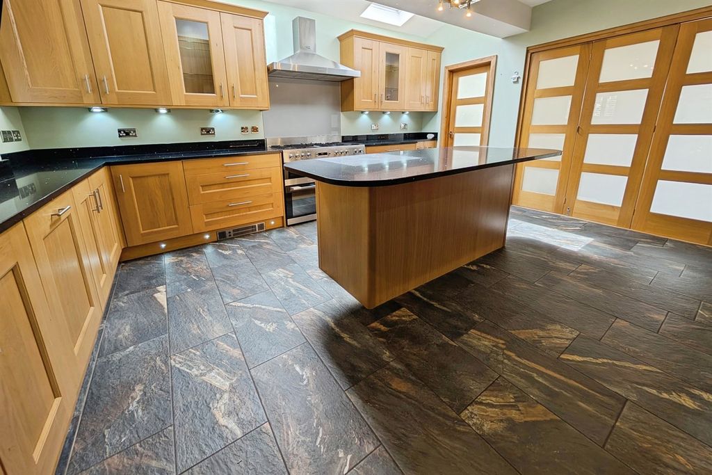 Property photo 2 of 18 (Thumbnail)