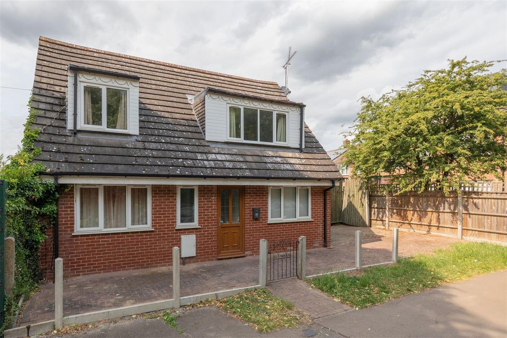 Property photo 1 of 22 Alders Avenue Ig8