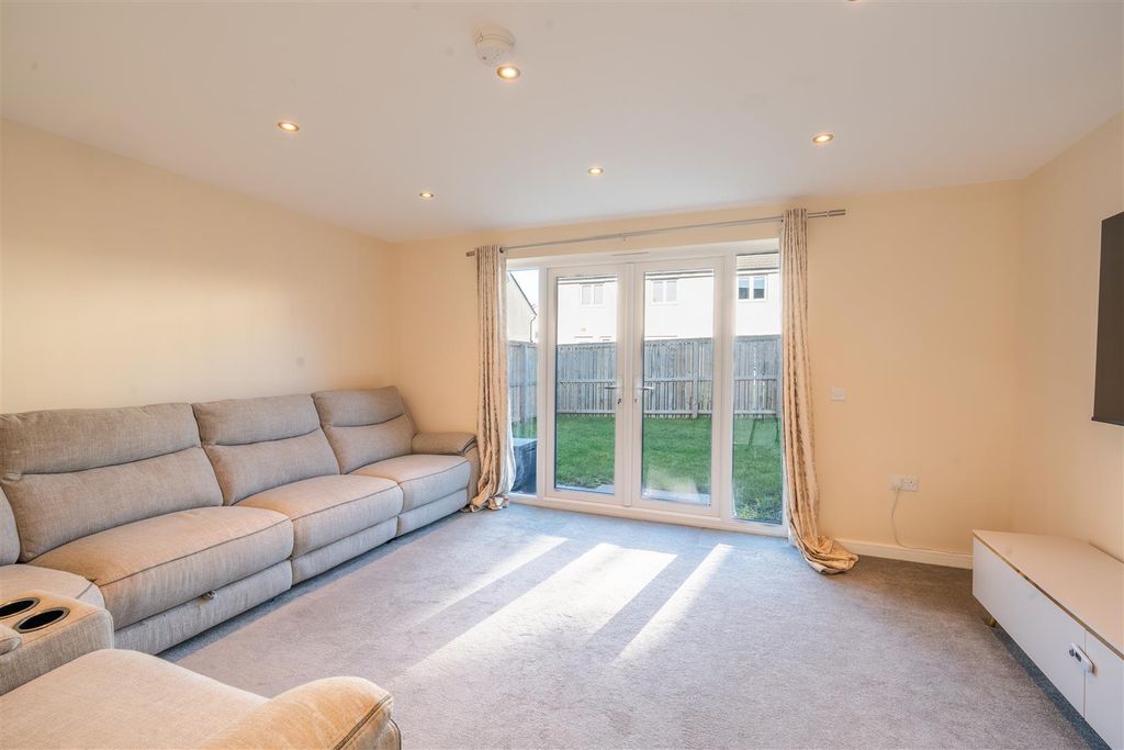 Property photo 2 of 13 Lounge.Jpg