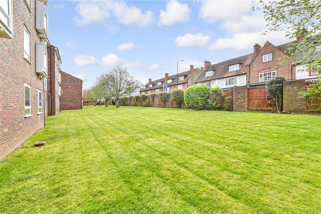 Property photo 2 of 5 Communal Gardens