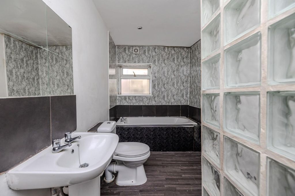 Property photo 3 of 11 Bathroom.Jpg