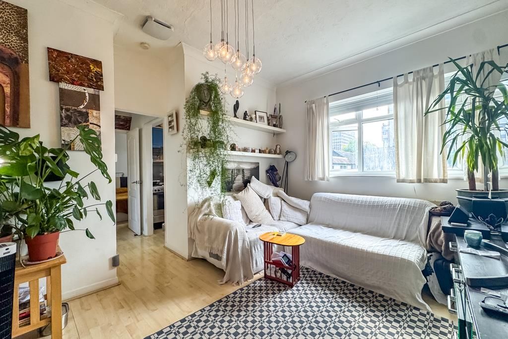 Property photo 3 of 11 Lounge