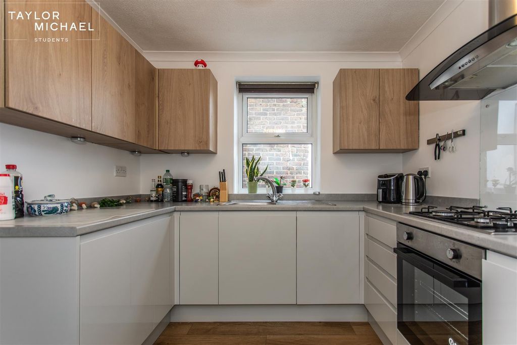 Property photo 2 of 19 Kitchen