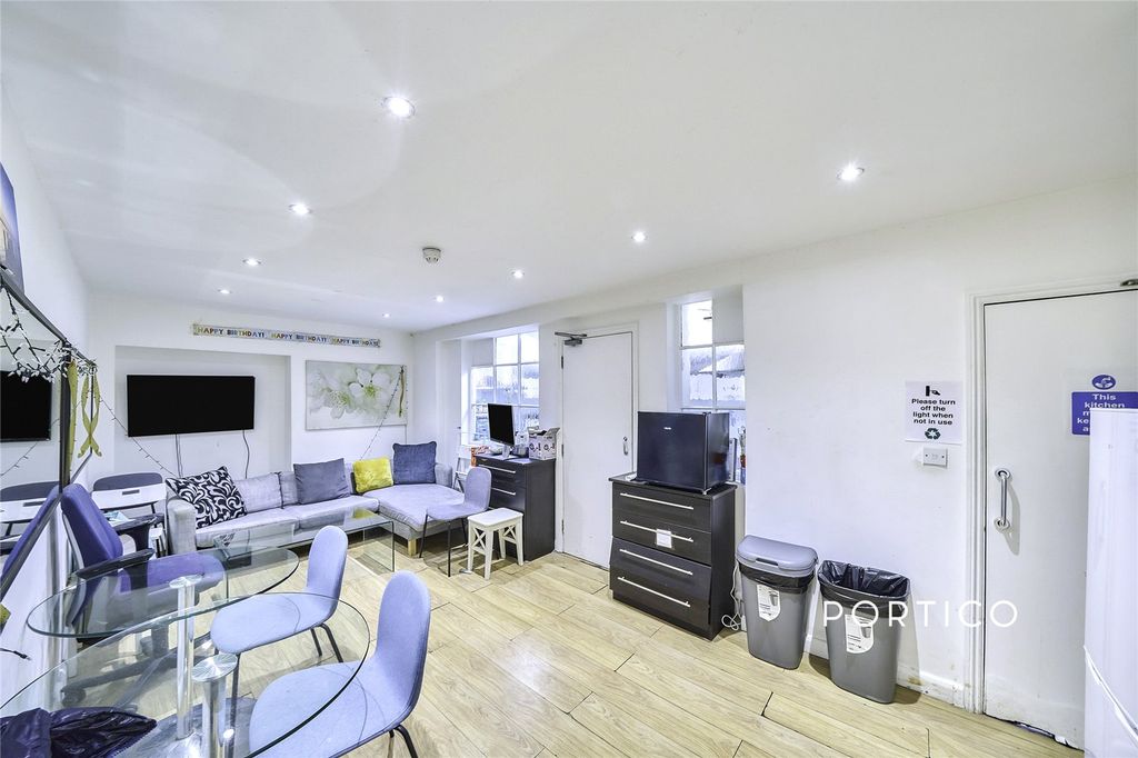 Property photo 3 of 10 Reception