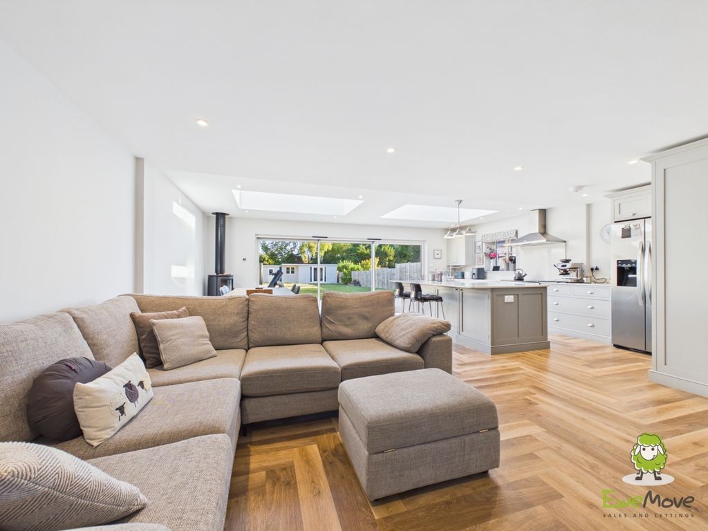 Property photo 2 of 37 Ewemove Estate Agents Basingstoke