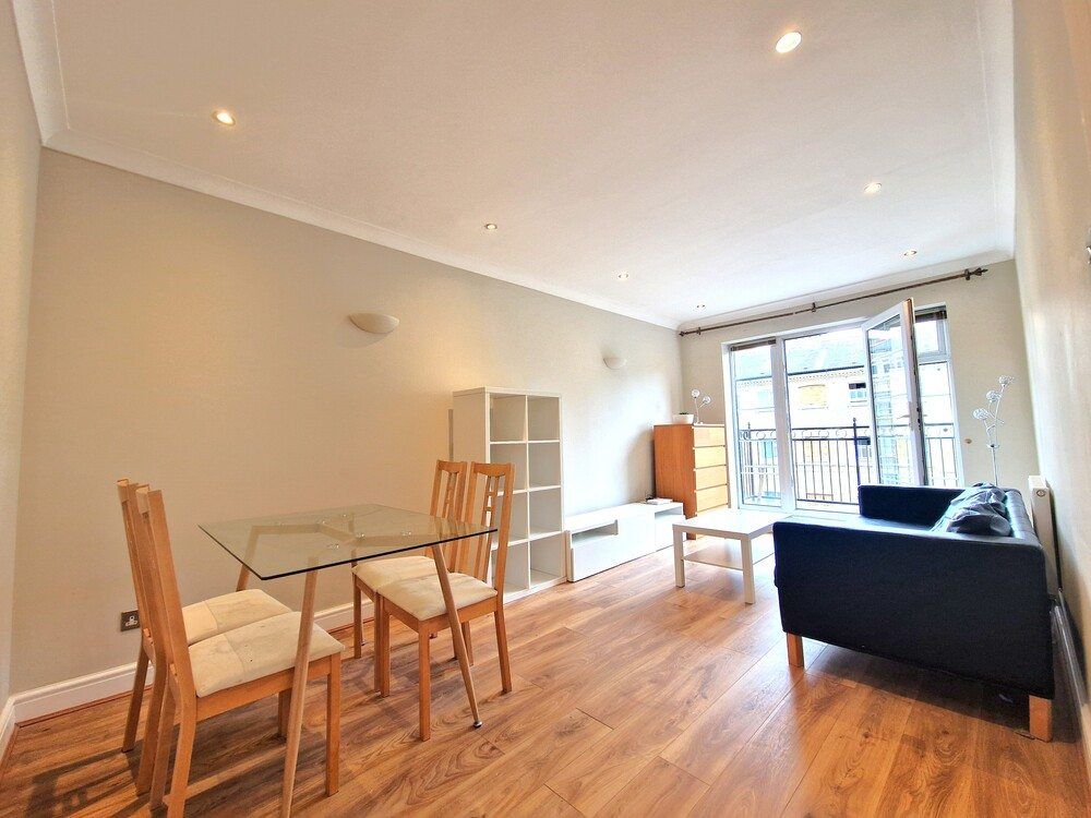 Property photo 1 of 15 2 Bedroom Flat For Rent Near Tower Hill E1